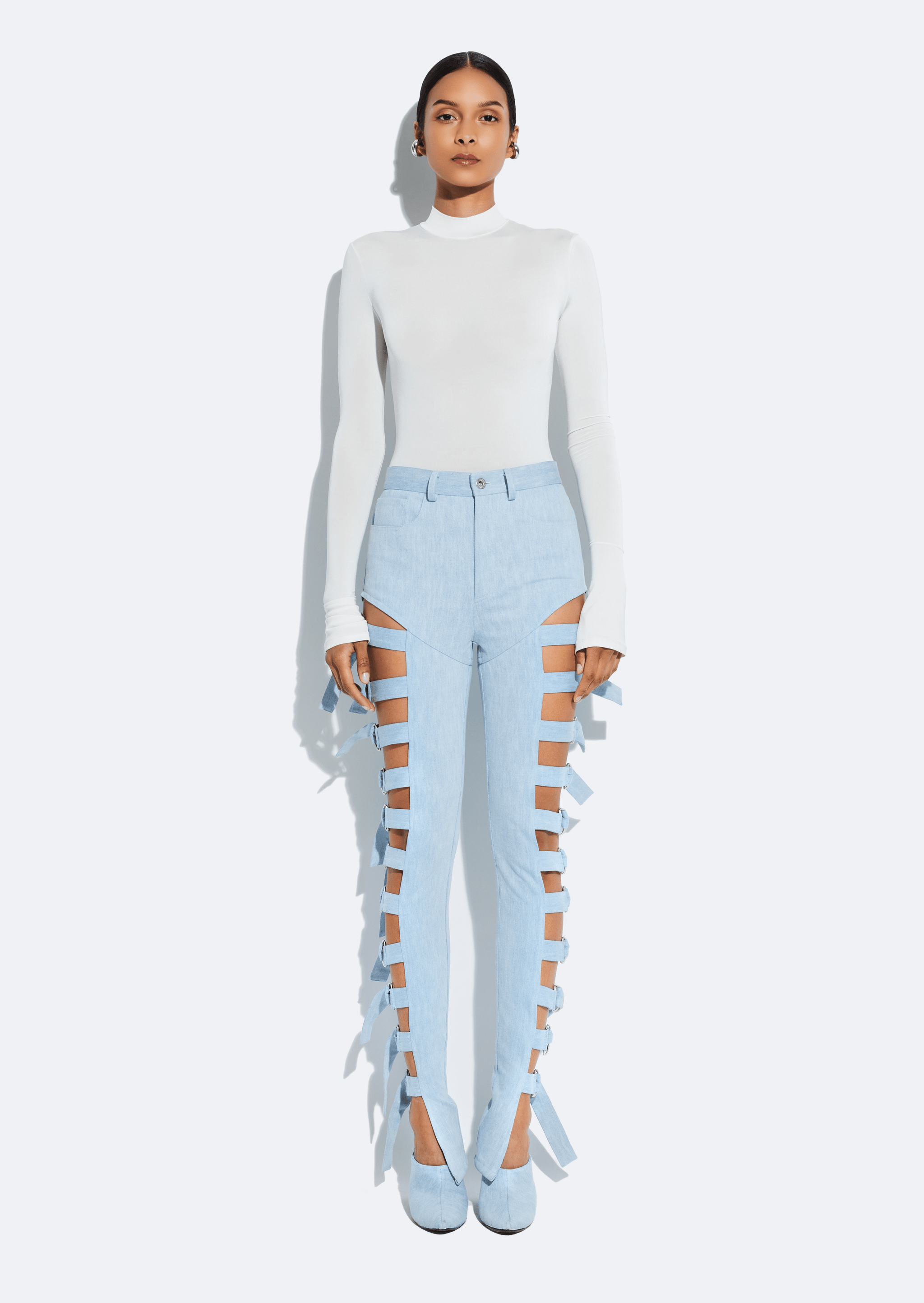 【NONCODE】Rotan embroidered washed denim pants Washed Denim Side Buckle Pant in Light indigo Blue | LAPOINTE